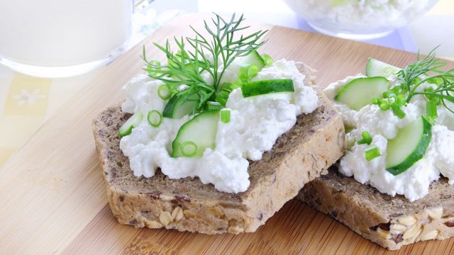 Reteta Tartina Cu Branza De Vaci Si Castravete