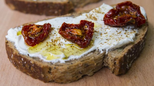 Reteta Tartina Cu Branza Si Rosii Uscate