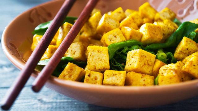 Reteta Mix De Salata Crocanta Cu Tofu Tempura Si Sos De Ardei Iute