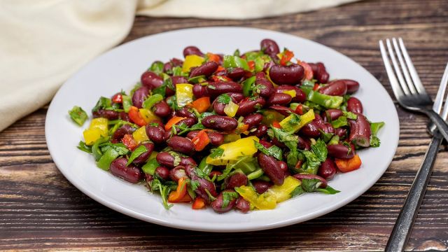 Reteta Salata Cu Fasole Rosie Pulled Pork Si Ceapa Caramelizata